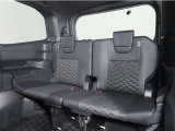 便利な5:5分割可倒式シートです。収納と乗車人数のバランスに優れています♪荷物の大きさに応じたラゲージスペースをフレキシブルに作り出せるので、シーンに応じた使い方ができます♪