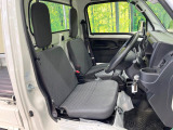 運転席まわりには十分なスペースがあり、大柄な方でもゆったり運転していただける環境です。