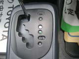 操作しやすいATシフトです。 シフトチェンジを気にしなくていいので運転だけに集中できますね。 自然と手に届くところにある、手になじむ形状のシフトノブがいいですね。
