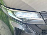【LEDヘッドライト】悪天候や夜間走行時も良好な視界を確保し安心して運転できる高輝度LEDヘッドライトを装備!点灯速度が早く、消費電力も抑えられています。