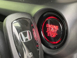 【Hondaスマートキー】カバンやポケットに入れたままでもドアの施錠・解錠が可能なスマートキーを装備。エンジンのオン・オフ時もカギを取り出す必要が無いからとっても便利です♪