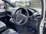 【運転席】座り心地が良いシートなので長時間の運転でも快適にお過ごしいただけます。新品のフロアマットのご注文も可能です。掲載箇所以外にご希望の写真がございましたらお気軽にお問い合わせ下さい。