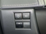 オートマチックハイビームとは、先行車や対向車のライトを認識し、ハイビームとロービームを自動で切り替える機能です。夜道の視界を確保します。詳細は販売店スタッフまでおたずねください。