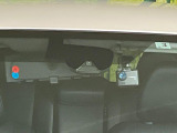 【エマージェンシーブレーキ】走行中に前方の車両等を認識し、衝突しそうな時は警報とブレーキで衝突回避と被害軽減をアシスト。より安全にドライブをお楽しみいただけます。