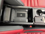 【ワイヤレス充電】車のワイヤレス充電は、スマートフォンを充電パッドに置くだけで簡単に充電できる便利な機能です。ケーブルが不要なので車内がすっきりし、運転中でも安全に使えます。