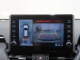 パノラミックビューモニター付きです。車両を上から見たような映像をディスプレイオーディオ画面に表示。運転席からの目視だけでは見にくい、車両周辺の状況をリアルタイムでしっかり確認できます。