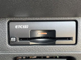 【ETC】有料道路を利用する際に料金所で停止することなく通過できる、ETC車載器(ノンストップ自動料金収受システム機器)が装備されています。セットアップを行うことで利用可能になります。