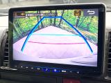 【バックカメラ】駐車時に後方がリアルタイム映像で確認できます。大型商業施設や立体駐車場での駐車時や、夜間のバック時に大活躍!運転スキルに関わらず、今や必須となった装備のひとつです!