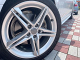 ●純正18インチアルミホイール:輸入車ならではの卓越した走りを支えるホイールと足回りです!日本車の走りに慣れている方にもぜひ体感して頂きたいほど、高いレベルでまとまっています!