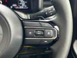 高速道路で便利なクルーズコントロール機能が付いていますよ。 速度を設定するとアクセルを踏まなくても一定の速度で走ることができるので足を休ませる事ができますね。