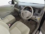 シンプルで使いやすいデザインの運転席です。