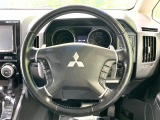 インテリアに合わせたデザインのステアリングは、運転される方のことも考え、運転しやすい形状、大きさです。是非一度、実際に触ってお確かめください。