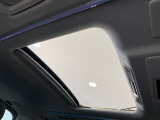 【サンルーフ】開放感たっぷりの希少装備、サンルーフが装着されています!車内に明かりを取り入れたり景色を楽しむ以外にも、車内の空気も簡単に換気できて快適です!