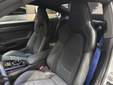 標準仕様の4way電動調節スポーツシートプラス(バックレストおよびシート高は電動調整/前後位置は手動調整)