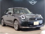 MINIのフロントグリルのデザインはイギリスで生まれた当初から、シルバーのサイドバーが折り重なった伝統的なデザインで御座います。その伝統はBMWのお車になってからでも少しずつ形を変えて守られております