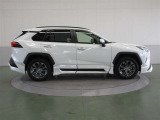 「ダブルウィッシュボーン式」のリヤサスペンションを採用。質感に優れた、心地よい乗車感を実現しています。