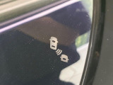 【後方車輛検知】走行中、ドアミラーの死角になりやすい箇所に後続車が接近するとサイドミラー付近に警告を表示、ドライバーに注意喚起をしてくれます。