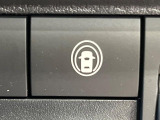 【踏み間違い防止アシスト】駐車時などの低速走行時にアクセルとブレーキを間違え、壁や車などとの衝突の恐れがある場合にブレーキを作動させ衝突回避をサポート。うっかり事故の予防に役立ちます!