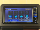 Bluetooth対応、CD/DVD再生機能付き。お好きな音楽を聴きながらのドライブは楽しいですよね〜♪
