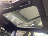 【パノラマルーフ】大型のガラスルーフ搭載で車内の解放感が一気にアップ!開放的なドライブをお楽しみいただけます。