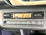 【オートエアコン】一度お好みの温度に設定すれば、車内の温度を検知し風量や温度を自動で調整。暑い&hellip;寒い&hellip;と何度もスイッチ操作をする必要はありません。快適な車内空間には必須の機能ですね♪