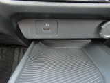 運転席そばにUSBソケットがあります♪♪ここでスマホの充電できちゃいます♪♪