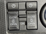 【両側パワースライドドア(ウェルカムオープン機能)】降車時にスイッチで予約しておけば、乗車時にアクセスキーを持ってクルマに近づくだけで、パワースライドドアが自動で解錠しオープンします!