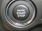 エンジンスタートボタンです。キーが車内にあれば、エンジンの始動・停止はブレーキを踏んでスイッチを押すだけ!キーを取り出す手間を省き、ワンプッシュでエンジンを操作するので簡単でスムーズです。