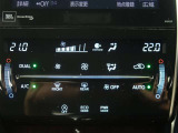 左右独立温度コントロールフルオートエアコンです。運転席、助手席それぞれで独立して温度設定ができます。冷え性の方が乗っても安心ですね♪