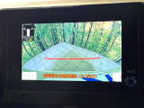 【バックカメラ】駐車時に後方がリアルタイム映像で確認できます。大型商業施設や立体駐車場での駐車時や、夜間のバック時に大活躍!運転スキルに関わらず、今や必須となった装備のひとつです!