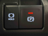 指先だけで簡単に操作が可能な電動パーキングブレーキを採用。「HOLD」スイッチを押すと、渋滞や信号待ちなどでブレーキペダルから足を離しても、ブレーキを保持するので安心です