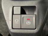指先だけで簡単に操作が可能な電動パーキングブレーキを採用。「HOLD」スイッチを押すと、渋滞や信号待ちなどでブレーキペダルから足を離しても、ブレーキを保持するので安心です
