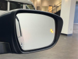 【BSW(後側方車両検知警報)/ブラインドスポットワーニング】隣接レーンのクルマを検知した場合、ドアミラー周辺に設けられたインジケーターを点灯したり音が鳴ったりしてお知らせします。