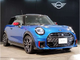 MINIのフロントグリルのデザインはイギリスで生まれた当初から、シルバーのサイドバーが折り重なった伝統的なデザインで御座います。その伝統はBMWのお車になってからでも少しずつ形を変えて守られております