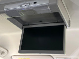 【フリップダウンモニター】大画面モニターで後席でもエンタメをお楽しみいただけます。小さなお子様にも大人気の装備です♪