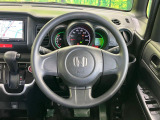 インテリアに合わせたデザインのステアリングは、運転される方のことも考え、運転しやすい形状、大きさです。是非一度、実際に触ってお確かめください。