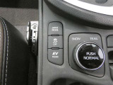 トラクションコントロール装備です。すべりやすい路面での発進時や加速時にタイヤの空転を抑え、駆動力確保に貢献する機能です。詳細は販売店スタッフまでおたずねください。