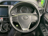 【純正革巻きステアリング】上質な革を使用することで、手にしっかり馴染みとても運転しやすいハンドルです♪