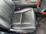 運転席の画像です。足元やシートまわりに余裕があり、リラックスした姿勢で運転が可能です。視界も良好で操作系へのアクセスもしやすく、快適で安心感のあるドライブをサポートします。