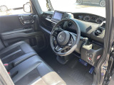 【運転席】座り心地が良いシートなので長時間の運転でも快適にお過ごしいただけます。新品のフロアマットのご注文も可能です。掲載箇所以外にご希望の写真がございましたらお気軽にお問い合わせ下さい。
