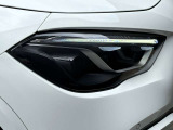 メルセデス・ベンツのヘッドライトはヘッドライトをいち早く点灯させ、周囲に対して自車の存在をアピールし、被視認性を高めて交通事故を減らそうという考えなのです。これこそが、メルセデスの安全哲学です。
