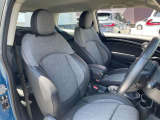 ★車内は剛性の高いピラーとサイドドアビームによって保護されており、万が一の衝突の際にも強固なセーフティを確保します。