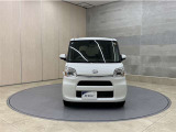 お車購入のポイントとなるフロントマスクです!シャープな目つきが印象的なデザインのヘッドランプです。