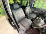 運転席まわりには十分なスペースがあり、大柄な方でもゆったり運転していただける環境です。