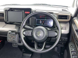 運転席まわりです。 各操作スイッチは使いやすい位置に配置されてます。