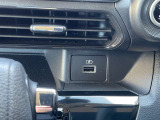 USBソケットがついてます!車の中でもスマホの充電が可能です!