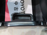 シートの下にトレイがついています。