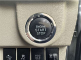 エンジンスタートボタンです。キーが車内にあれば、エンジンの始動・停止はブレーキを踏んでスイッチを押すだけ!キーを取り出す手間を省き、ワンプッシュでエンジンを操作するので簡単でスムーズです。