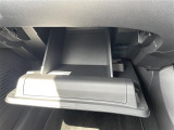 【グローブボックス】大容量のグローブボックスです!!車検証ケース他、日頃使う小物類の収納スペースもたくさんあります!