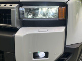 【LEDヘッドライト】悪天候や夜間走行時も良好な視界を確保し安心して運転できる高輝度LEDヘッドライトを装備!点灯速度が早く、消費電力も抑えられています。